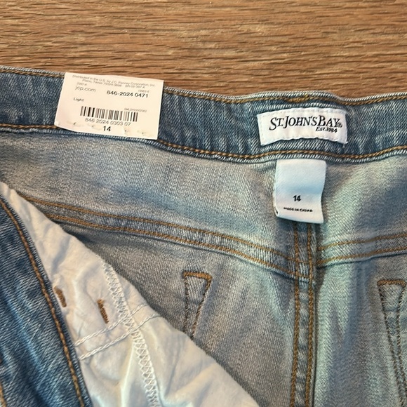 NWT St John's Bay classic capri Secretly Slender Jeans Size 14 w/ shirt - Picture 7 of 13